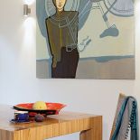 Artystyczny klimat jest budowany przez sztukę i niestandardowe, niefabryczne przedmioty.