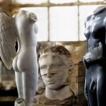 Atelier artysty, rzeźby z marmuru. Okruchy antyku Igora Mitoraja