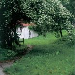 Atelier Mariana Koniecznego łączy się z położonym nieco wyżej na zboczu domem.