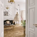 Zakupy w atelier są nietypowe, jakbyśmy byli w Paryżu. Suknie wiszą na eleganckich wieszakach z monogramem projektantki.