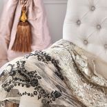 Jedwabne, koronkowe, naszywane złotem i kamieniami – pomysły na suknie przychodzą Sylwii Romaniuk w snach.