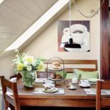 Atmosferę w domu budują pomysłowe dodatki. Na stojaku z This That Olimpia podaje nie tylko pieczywo, ale także