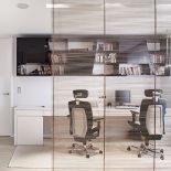 Ażurowa ścianka między salonem a gabinetem to druciki z kwasówki połaczone sześcioma tysiacami zszywek (firma