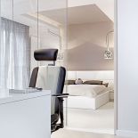 Ażurowa ścianka między salonem a gabinetem to druciki z kwasówki połaczone sześcioma tysiacami zszywek (firma