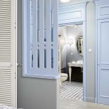 Ażurowa ścianka to pomysł stolarskiej firmy arino house – nawiązuje do balkonowej balustrady. Drzwi wydają