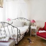 Baldachim dodaje uroku łóżku z ozdobną ramą.