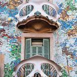 balkony w kształcie masek karnawałowych.