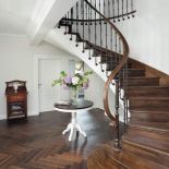 Balustrada kuta – Szymon Gruszka Kowalstwo artystyczne. Elementy drewniane, stopnie oraz pochwyt to dzieło Zbigniewa