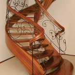 Balustradę dębowych schodów wykonano z ręcznie kutych elementów. SCHODY WŁODARCZYK