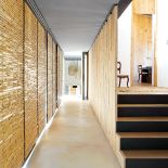 Bambusowa ściana w hollu jak lekki parawan.