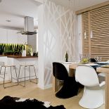 Bambusowe motywy. Nad blatem laminowana grafika w szkle, na ścianie wzór naśladujący układ łodyg. Perłowy