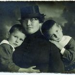 Barbara Mróz z synami Danielem i Sokratesem