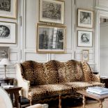 Bardziej oficjalna część salonu - z obitą panterką ławą i krzesłami.