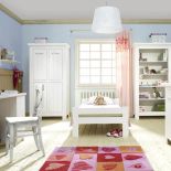 Bardzo proste kształty, minimum ozdobników i naturalne, lite drewno pozwalają na dowolną aranżację przestrzeni w