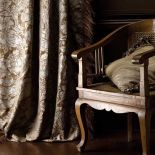 Barokowa tkanina z kolekcji Somerset, ciężka i bogato zdobiona, idealnie pasuje do kolonialnego stylu. FONZI