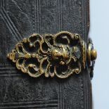 Barokowe zapięcie na oprawie Biblii z pocz. XVIII wieku, zbiory Biblioteki Elbląskiej, sygn. 281266.