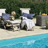 Basen jest oddzielony od tarasu niskim żywopłotem.