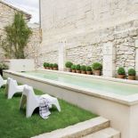 Basen widać z każdego miejsca w domu.