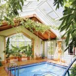 Basen został obsadzony ogromną ilością roślin.