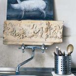 Bateria posłużyła za stojak dla płaskorzeźby.