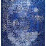 Nowe jak stare: modne są dywany, które wyglądają na mocno używane.