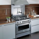 BERTAZZONI PROFESSIONAL może wisieć na ścianie albo schowamy go w szafkach, ma 4 poziomy prędkości pochłaniania i bardzo dużą