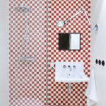 Betonowa szachownica w łazience: portugalskie, ręcznie robione płytki.