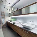 W łazience dominuje szkło i drewno.