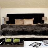 Beż, biele i szarość to idealne tło dla minimalistycznych mebli.