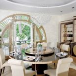 Bez kantów mieszka się przyjemniej - stąd okrągły stół, okno prowadzące na taras i wzory na meblach.