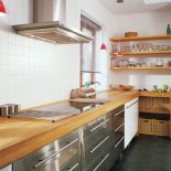 Bez zbędnych ozdób, tylko szlachetne materiały - stal i drewno.