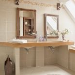 Beże i brązy, solidne dębowe meble i obraz z zabytkowym sportowym samochodem. Klasyka w najlepszym stylu.