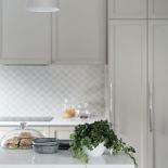 jasna kuchnia w stylu hamptons