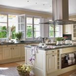 beżowe szafki w kuchni