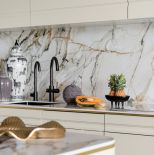 beżowa kuchnia z czarnymi i złotymi dodatkami