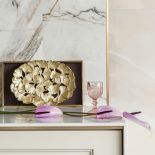 beżowa kuchnia z czarnymi i złotymi dodatkami