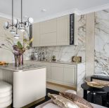 beżowa kuchnia z czarnymi i złotymi dodatkami