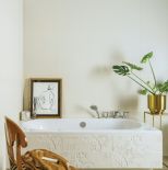 beżowa łazienka z wanną w zabudowie