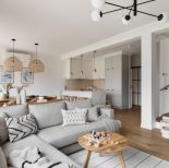 przytulny salon w beżach i drewnie