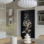 beżowy salon z naturalnymi dodatkami