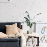 biała cegła w pokoju