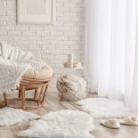 ściana z białej cegły