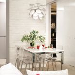 biała cegła w jadalni