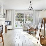 biała cegła w salonie