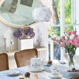 Biała drewniana podłoga, białe ściany i biała kuchnia - jak przystało na styl skandynawski w mieszkaniu Na takim tle