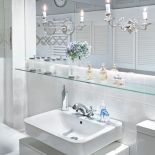 Biała drewniana podłoga, białe ściany i biała kuchnia - jak przystało na styl skandynawski w mieszkaniu Na takim tle