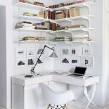 Biała drewniana podłoga, białe ściany i biała kuchnia - jak przystało na styl skandynawski w mieszkaniu Na takim tle