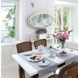 Biała drewniana podłoga, białe ściany i biała kuchnia - jak przystało na styl skandynawski w mieszkaniu Na takim tle