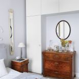 Biała drewniana podłoga, białe ściany i biała kuchnia - jak przystało na styl skandynawski w mieszkaniu Na takim tle