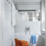 Biała drewniana podłoga, białe ściany i biała kuchnia - jak przystało na styl skandynawski w mieszkaniu Na takim tle